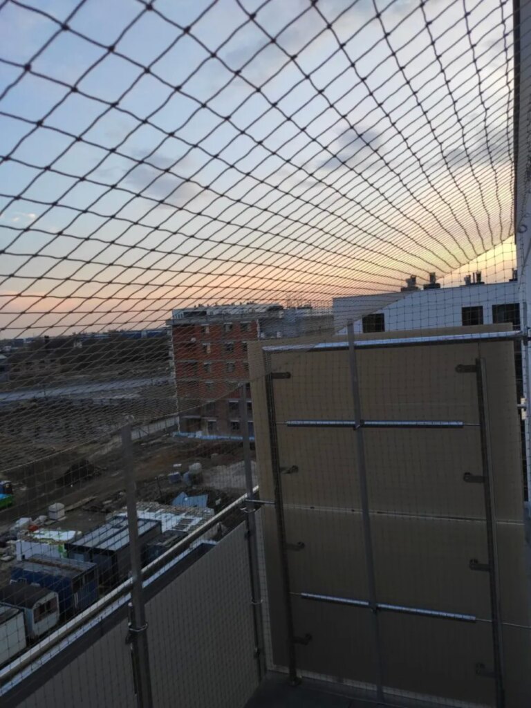 Montaż siatki na balkonie bez dachu Poznań