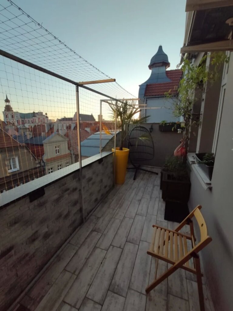 Montaż siatki na balkonie bez dachu Poznań