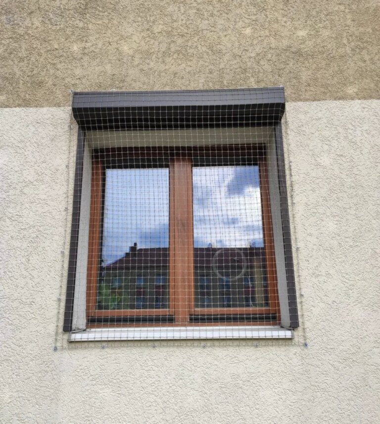 Montaż siatki w oknie Poznań