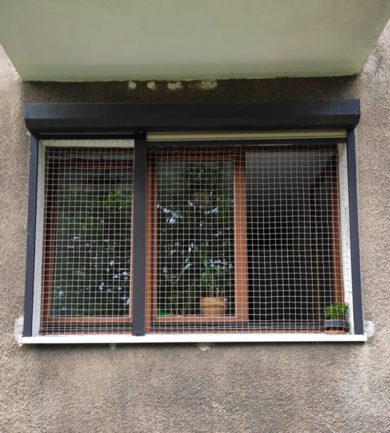 Montaż siatki w oknie Poznań