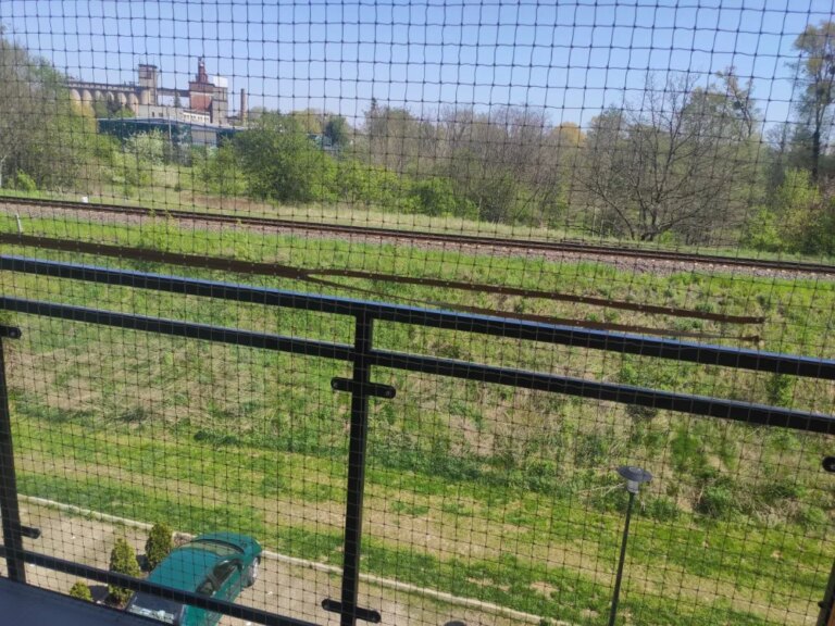 Montaż zamków błyskawicznych do siatki na balkon Poznań