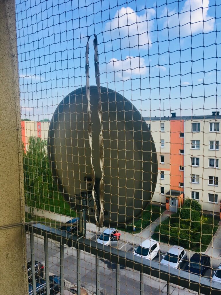 Montaż zamków błyskawicznych do siatki na balkon Poznań