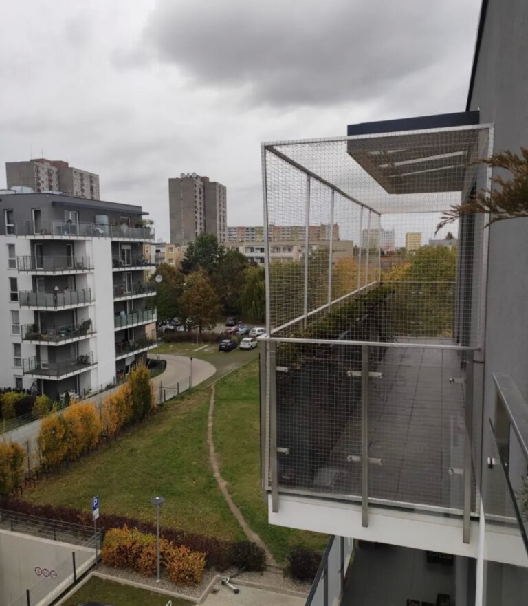 Montaż siatki na balkon i okna dla kotów i przeciwko ptakom Poznań Kocia Misja