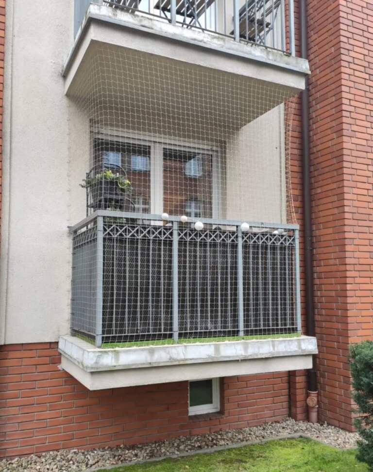 Montaż siatki na balkon i okna Poznań Kocia Misja