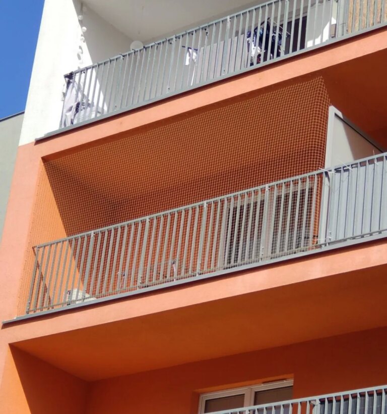 Montaż siatki na balkon i okna dla kotów i przeciwko ptakom Poznań Kocia Misja