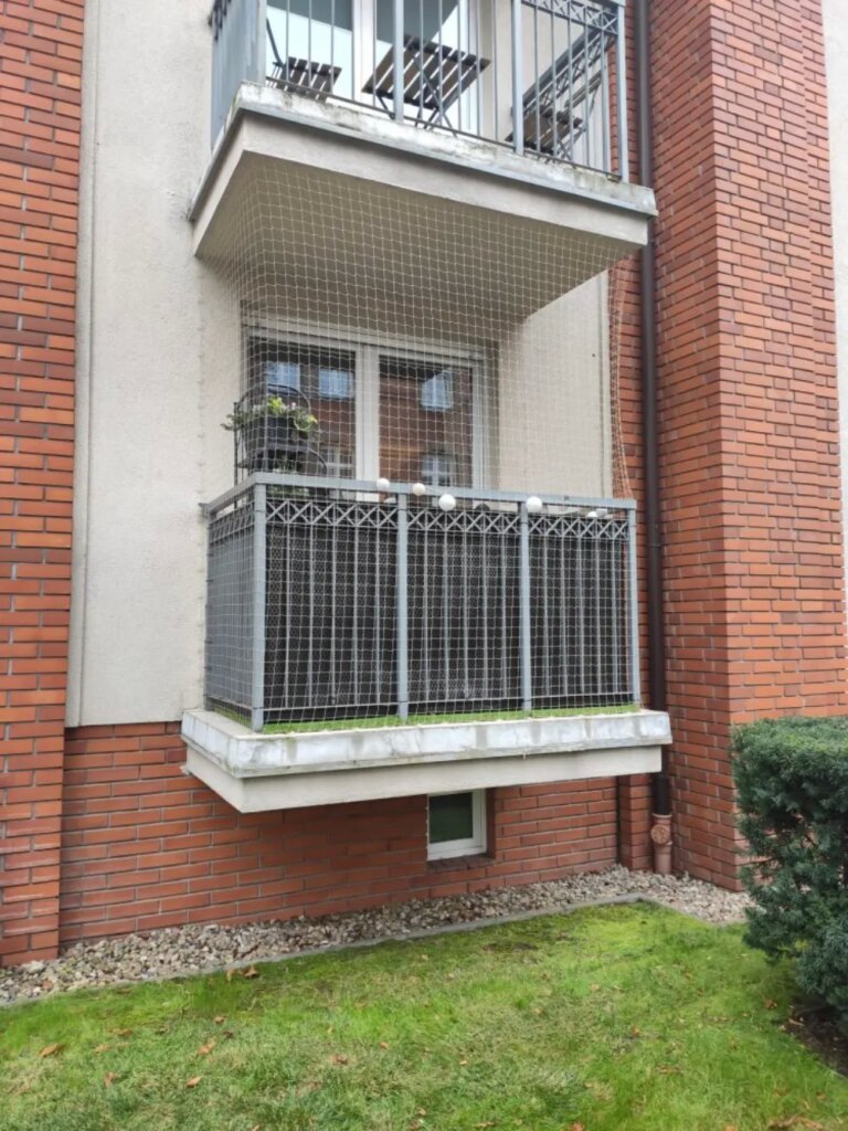 Siatki zabezpieczające na balkon i okna montaż Poznań