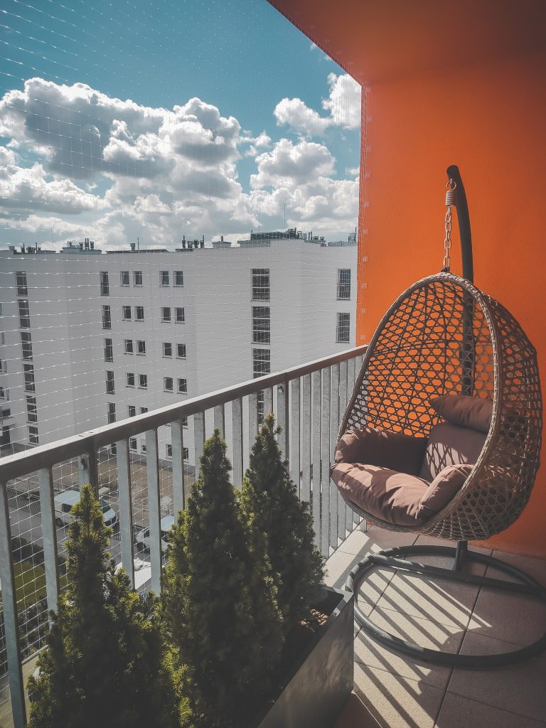 Montaż siatki na balkon i okna dla kotów i przeciwko ptakom Poznań Kocia Misja