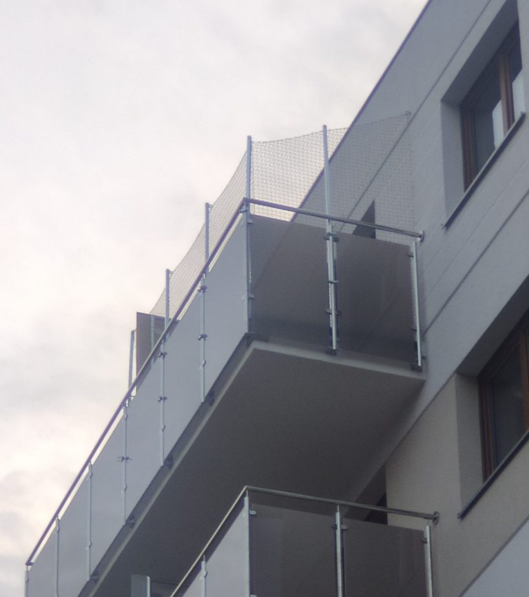 Montaż siatki na balkonie bez dachu Poznań