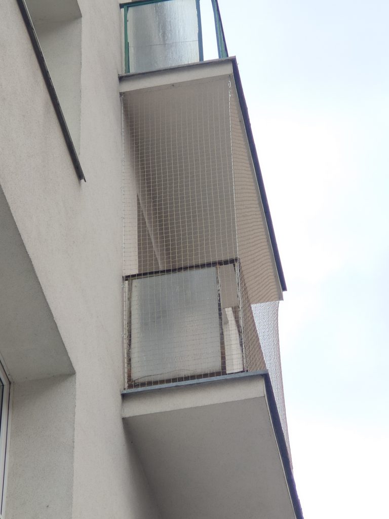 Montaż siatek na balkon i okna dla kotów i przeciwko ptakom Poznań
