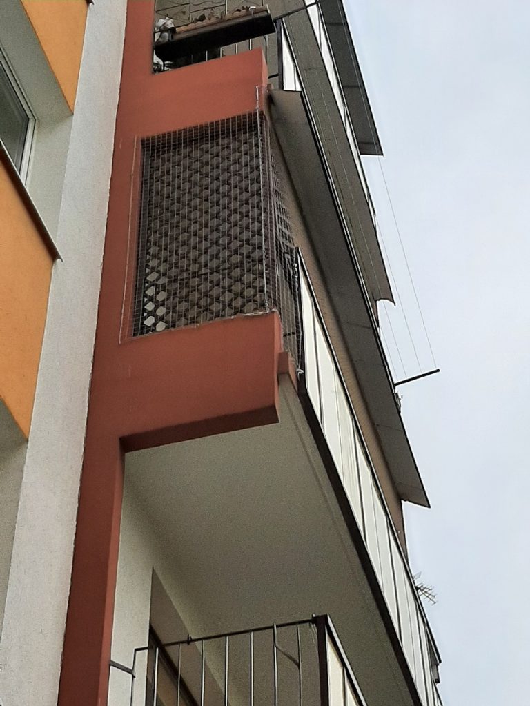 Montaż siatki na balkon i okna dla kotów i przeciwko ptakom Poznań