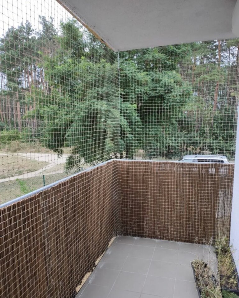 Siatki zabezpieczające na balkon i okna montaż Poznań