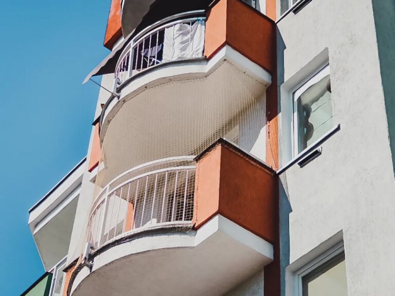 Montaż siatek na balkon i okna dla kotów i przeciwko ptakom Poznań