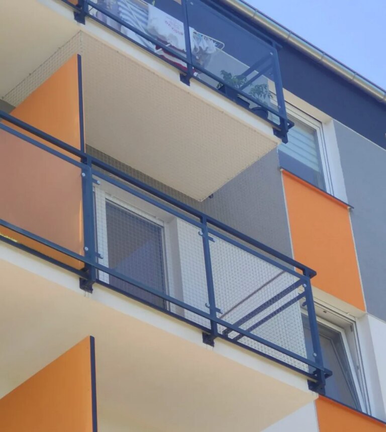 Siatki zabezpieczające na balkon i okna montaż Poznań