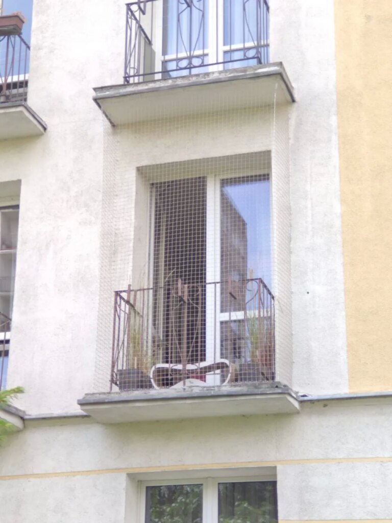 Montaż siatek na balkon i okna dla kotów i przeciwko ptakom Poznań
