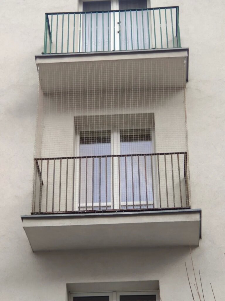 Montaż siatek na balkon i okna dla kotów i przeciwko ptakom Poznań