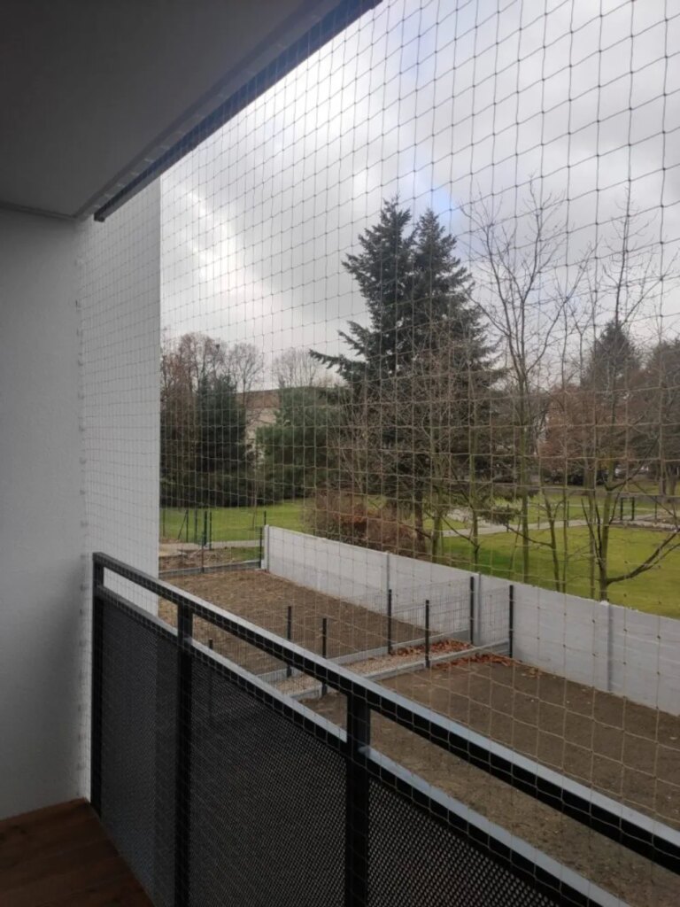 Montaż siatki na balkon i okno Poznań - Kocia Misja