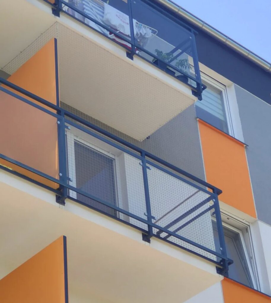 Siatki zabezpieczające na balkon i okna montaż Poznań
