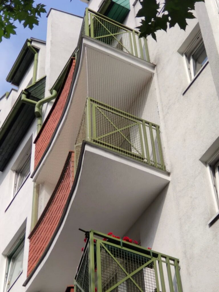 Montaż siatki na balkon i okna dla kotów i przeciwko ptakom Poznań