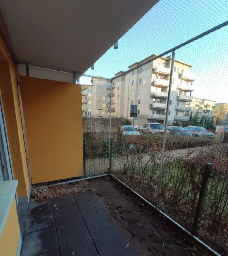 Montaż siatki zabezpieczającej na balkon i okna Poznań