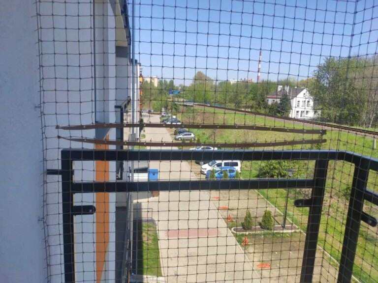 Montaż zamków błyskawicznych do siatki na balkon Poznań