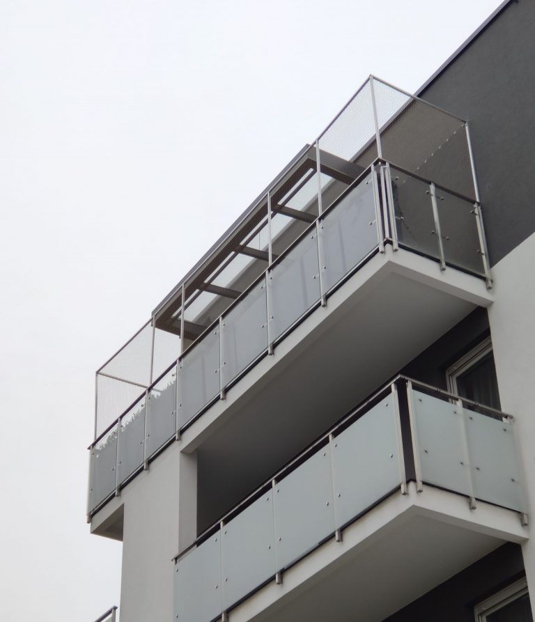 Siatki zabezpieczające na balkon i okna montaż Poznań