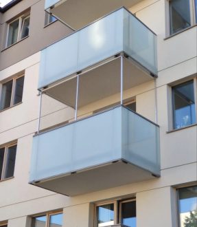 Siatki zabezpieczające na balkon i okna montaż Poznań