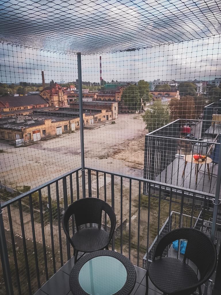 Montaż siatki zabezpieczającej na balkon i okna Poznań - Kocia Misja