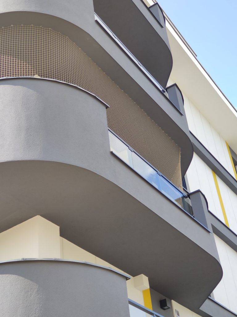 Siatki zabezpieczające na balkon i okna - siatka na zaczelach poliwęglanowych