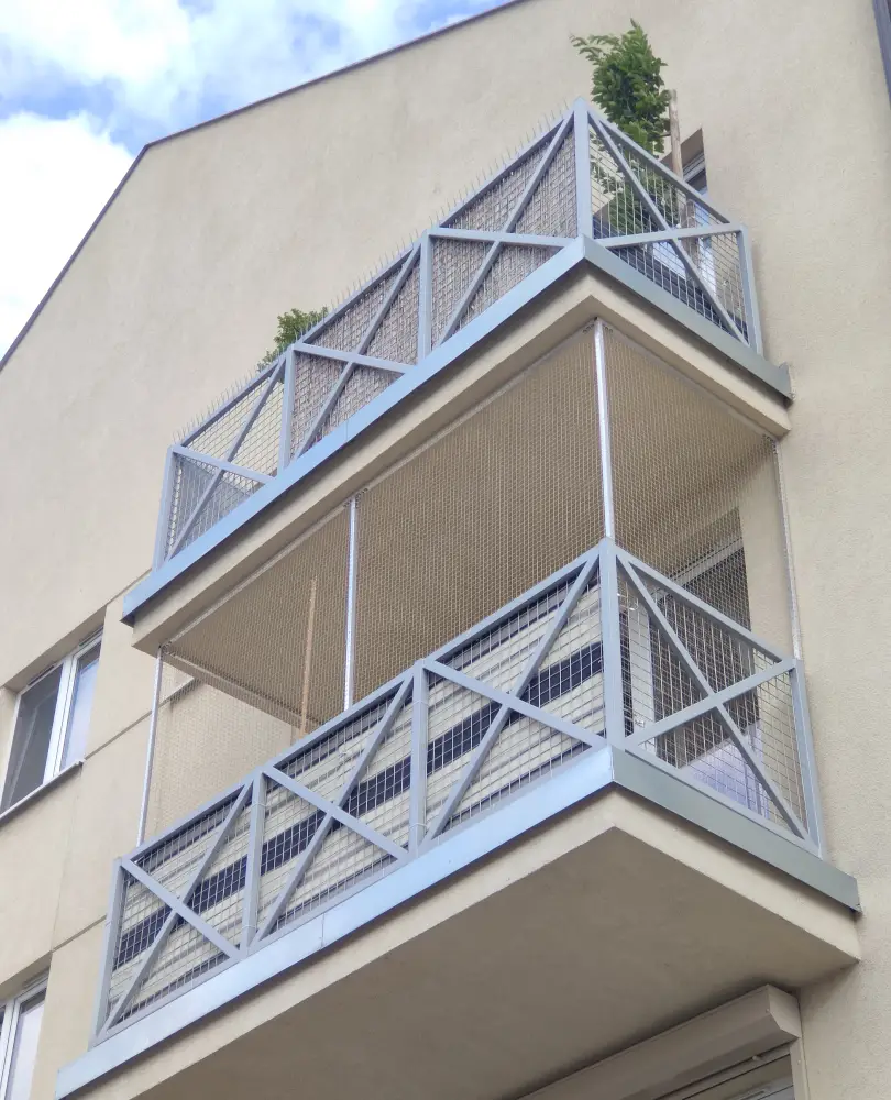 Siatka na balkon bez wiercenia na stelażu z profili aluminiowych w Poznaniu