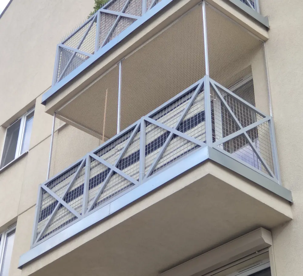 Balkon zabezpieczony siatką na profilach aluminiowych bez wiercenia w elewacji w Poznaniu