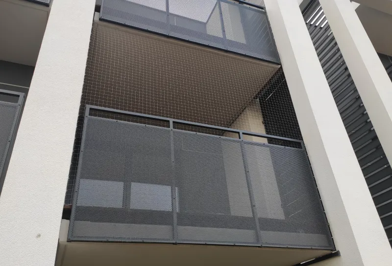 Balkon zabezpieczony siatką bez wiercenia na zaczepach w Poznaniu